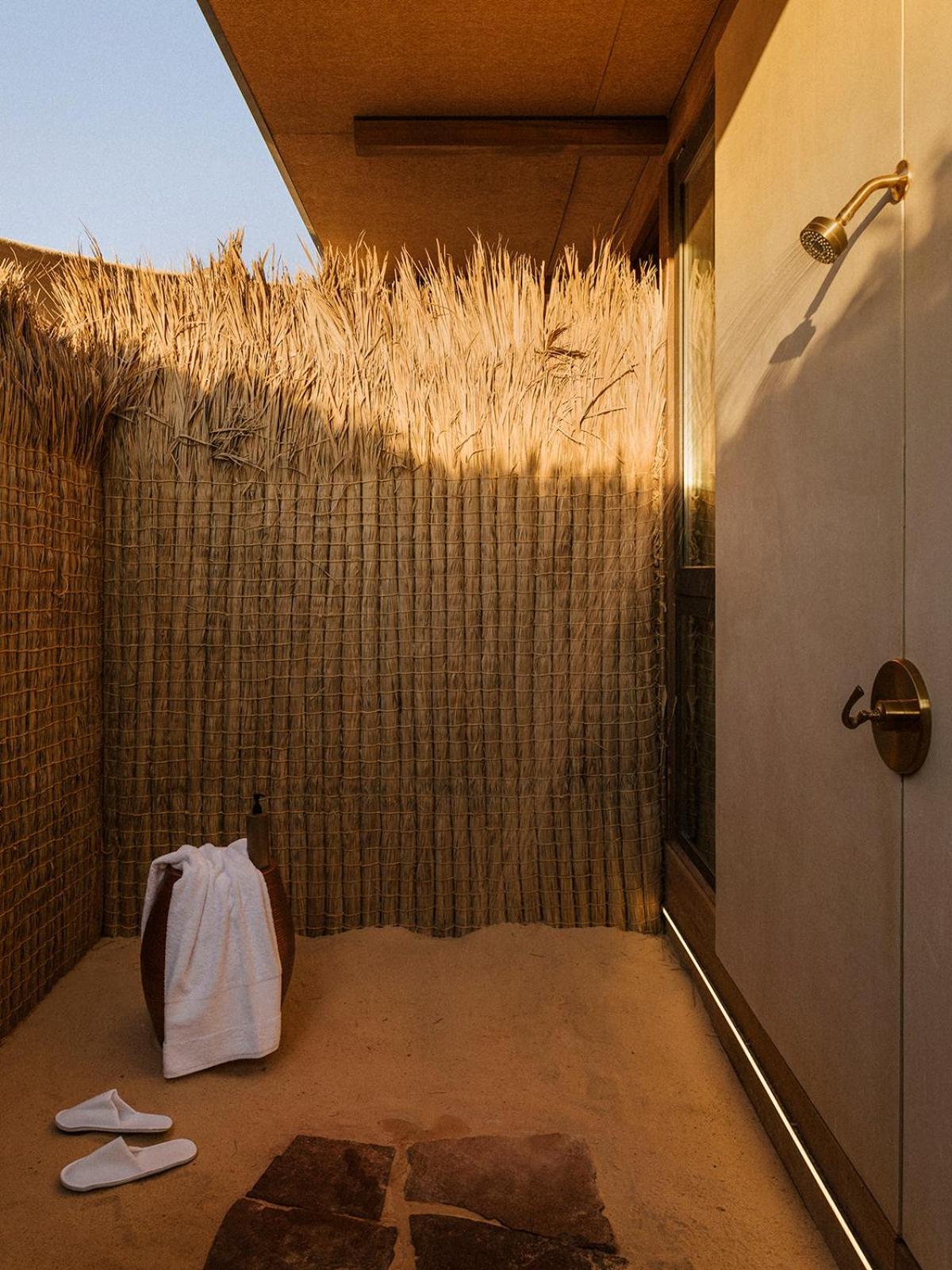Отель Our Habitas Alula Аль-Ула Экстерьер фото A traditional Japanese shower